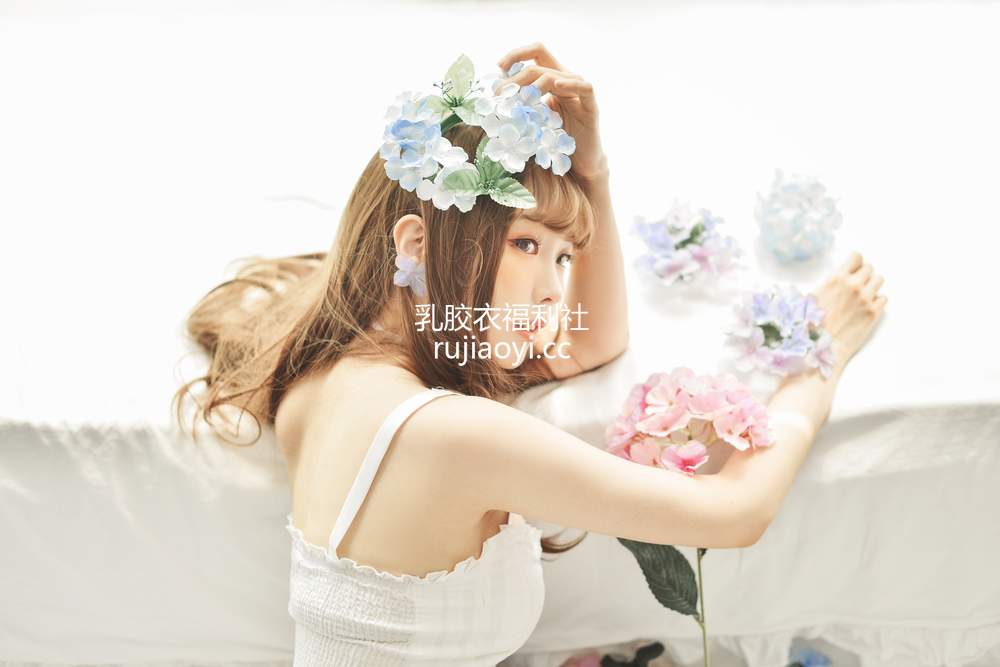 [网红杂图] Ely_eee(ElyEE子) – White Dress [22P27MB]
