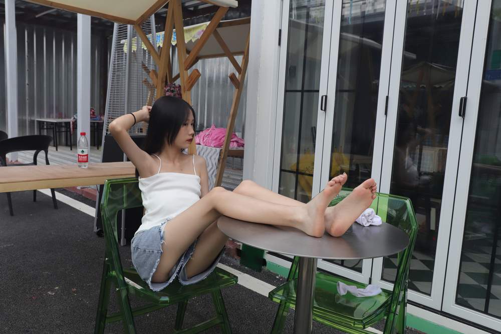 [Pary摄影] No.005 使出混身解数终于哄得表妹拍了套吊带美脚 [172P962MB]