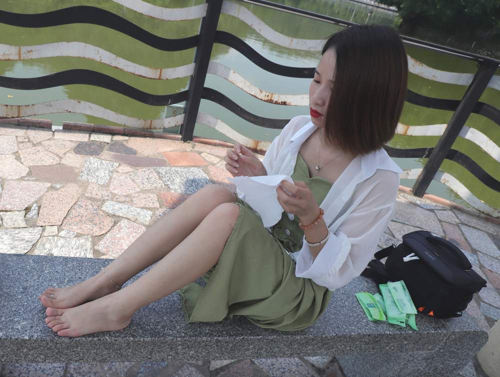 [Pary摄影] No.006 气质美少妇嫣茹在湖中亭大方秀脚 [135P832MB]