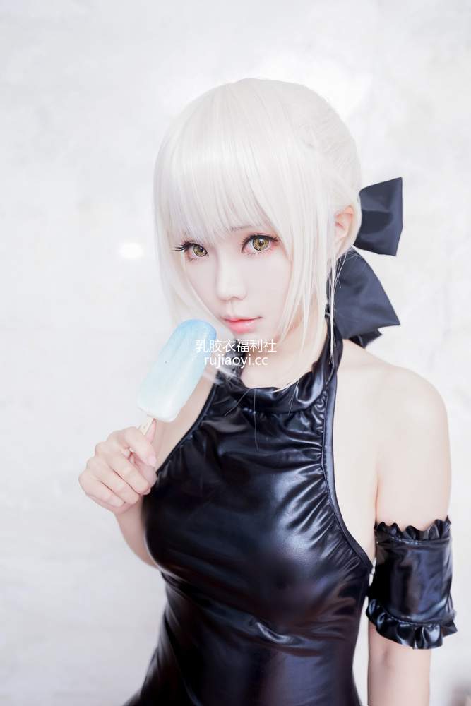 [网红杂图] Ely_eee(ElyEE子) – 黑皮泳裙 [15P40MB]