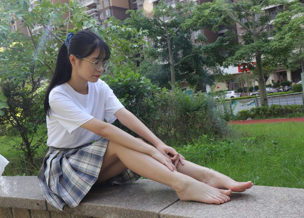 [Pary摄影] No.003 大学生婉萍的雪白美脚 [169P881MB]