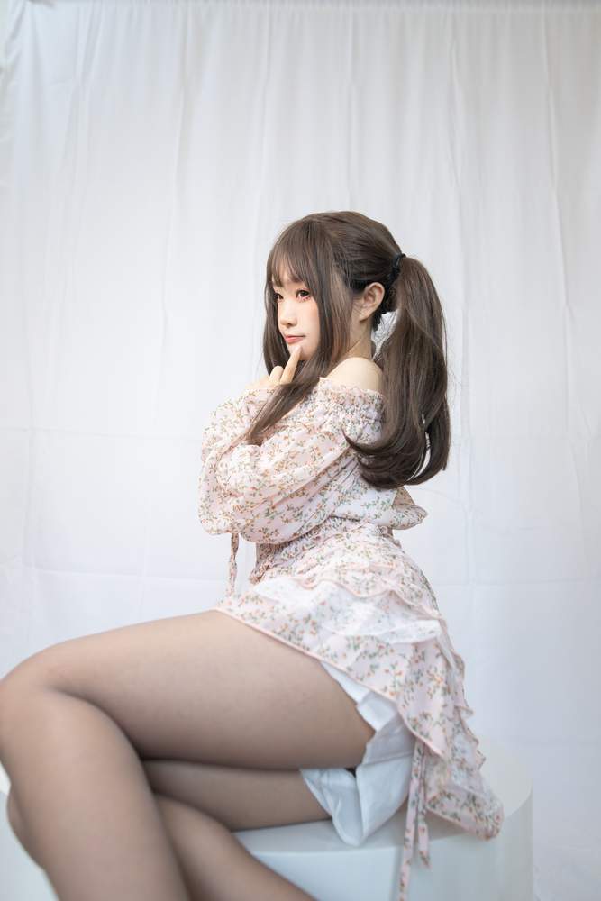 [网红杂图] 神沢永莉 – 灰丝花裙子 [26P218MB]