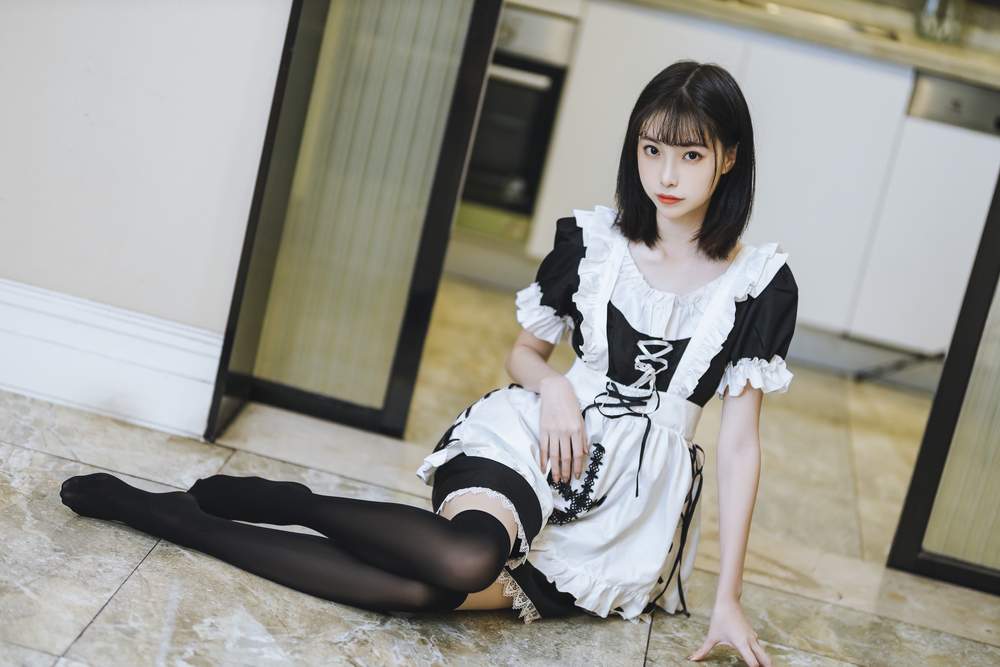 [网红杂图] 许岚(叁月life) – 短裙女仆 [40P721MB]