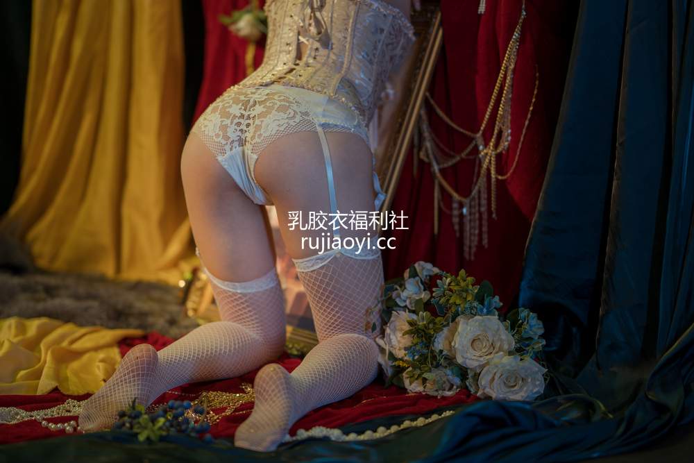 [网红杂图] 七月喵子 – 献上王的冠冕 [29P215MB]