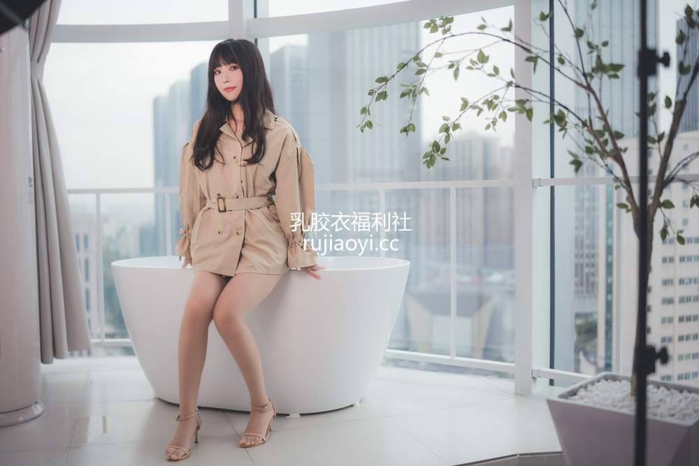 [网红杂图] 汪知子 – 风衣 [52P168MB]