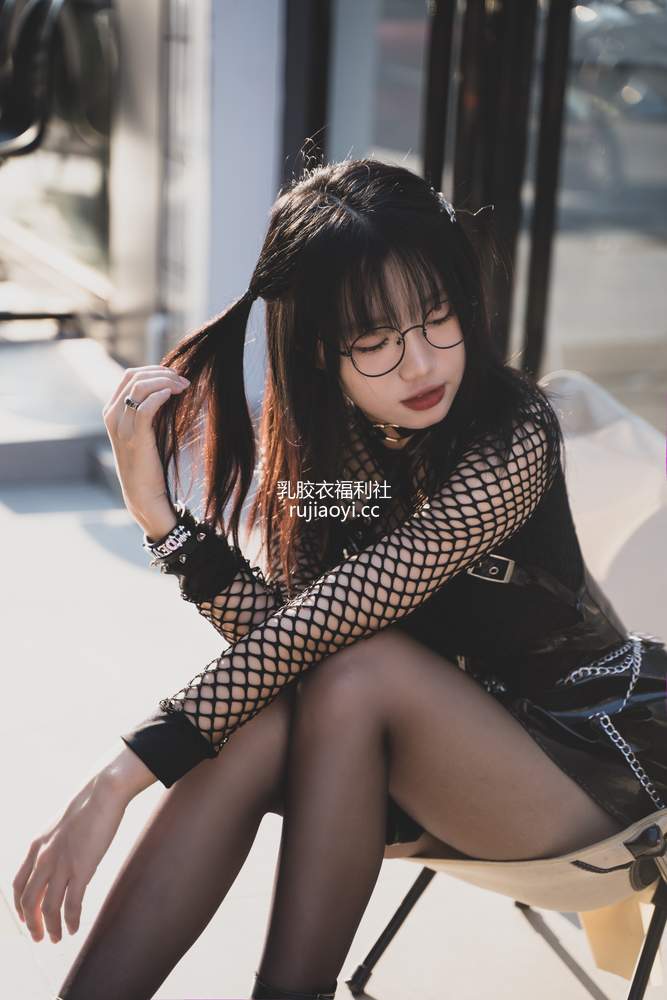 [网红杂图] 柒柒要乖哦 – 黑皮裙 [17P196MB]