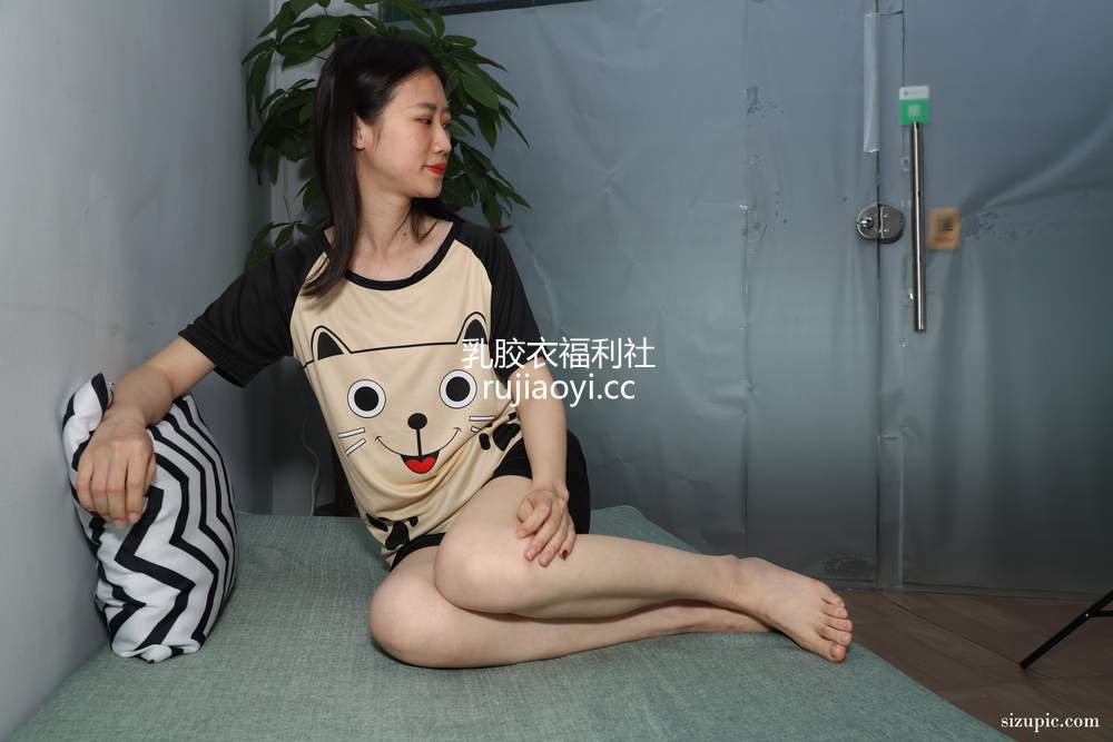 [Pary摄影] No.050 极品美女小芳展示睡衣美脚 [120P276M]