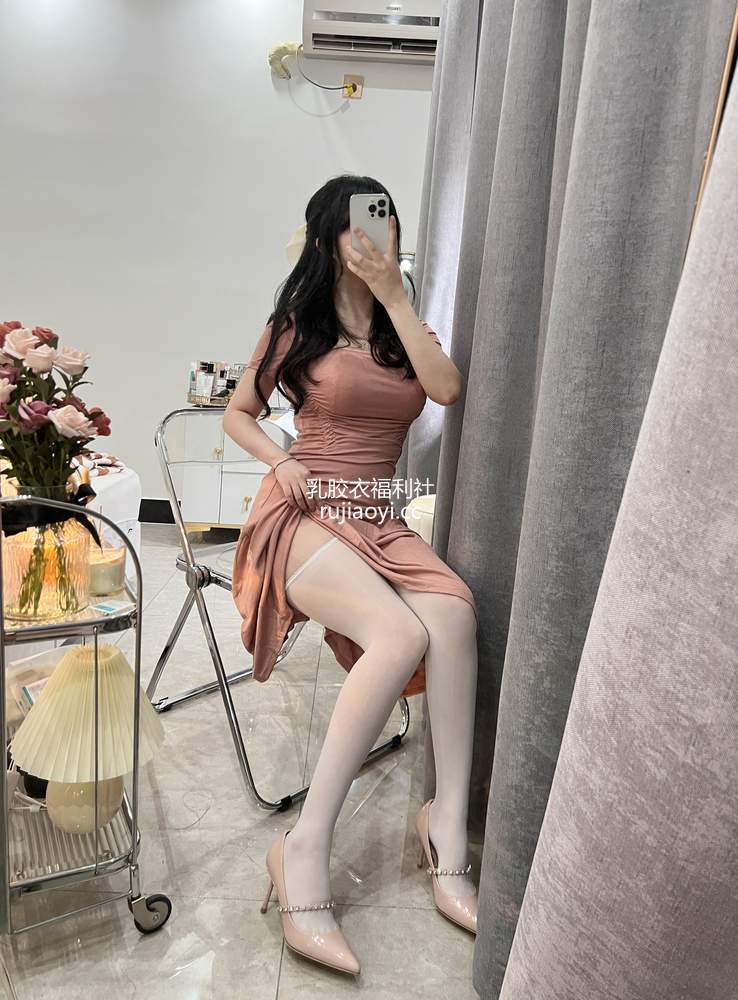 [网红杂图] 蜜桃少女是依酱呀 – 人妻 [31P4V197MB]