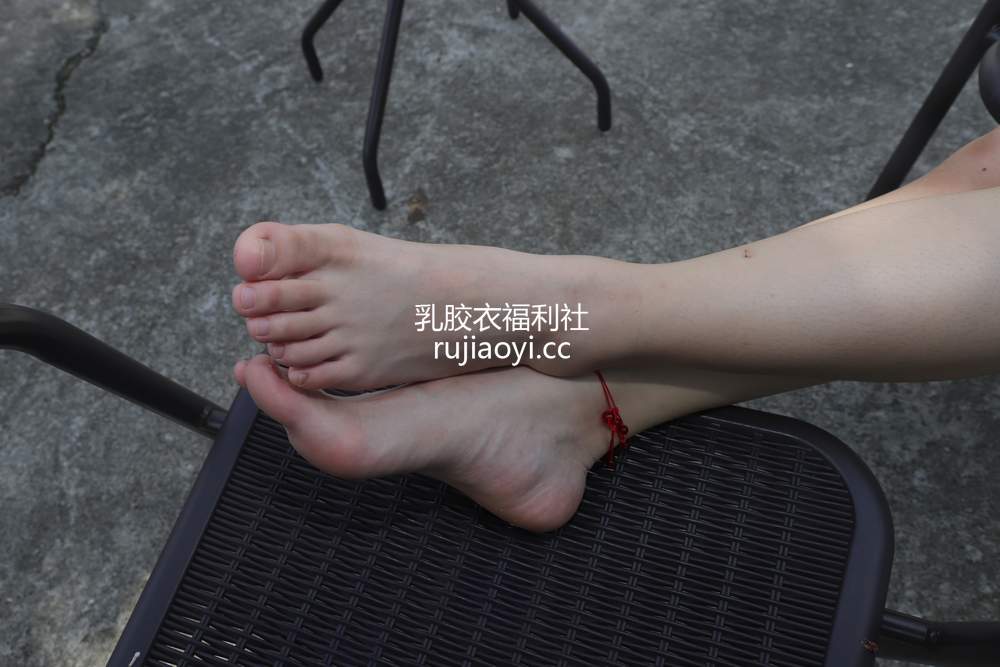 [Pary摄影] No.052 有点害羞的小尹的37码超白嫩脚  [76P472M]