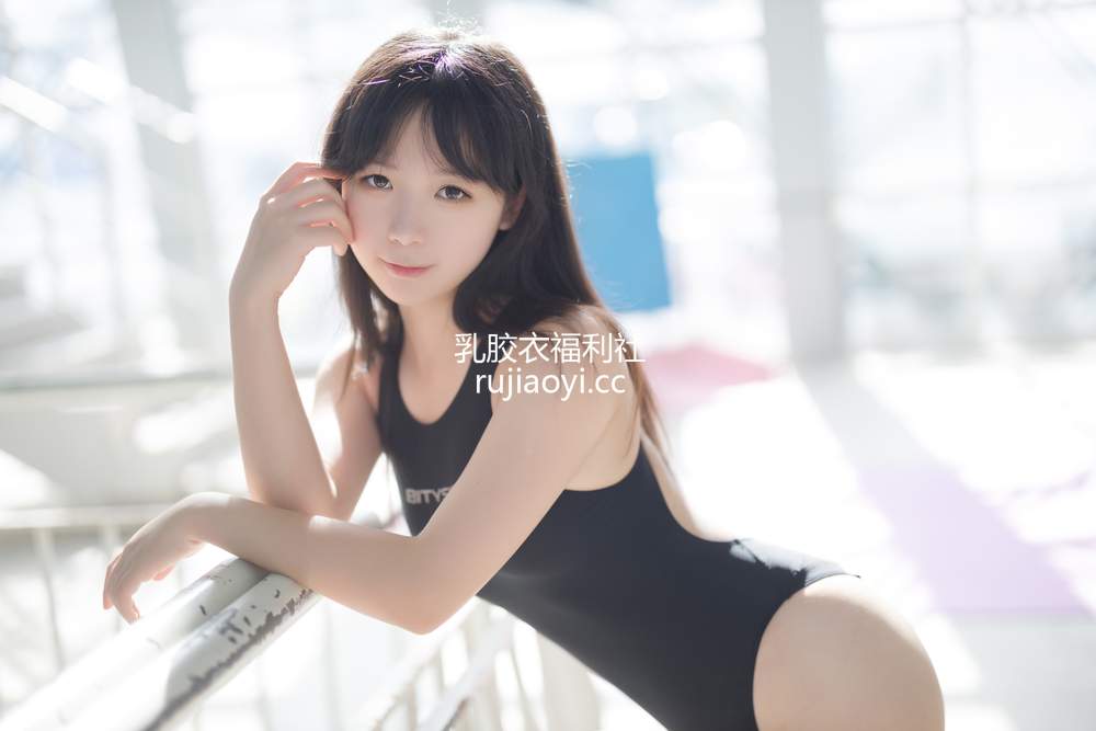 [网红杂图] 樱落酱w – 泳池竞泳 [32P255MB]