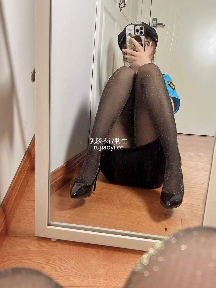 [网红杂图] 张思允 – 女警制服 [35P7V63MB]