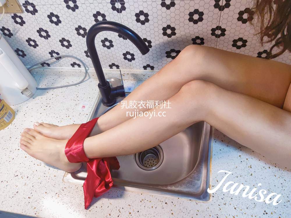 [网红杂图] Janisa – 学妹的奶油玉足餐 [12P83MB]