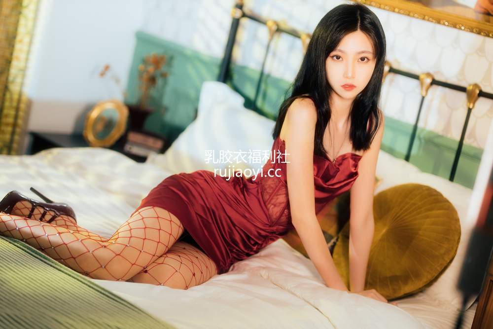 [网红杂图] 许岚(叁月life) – 网袜红裙 [40P960MB]