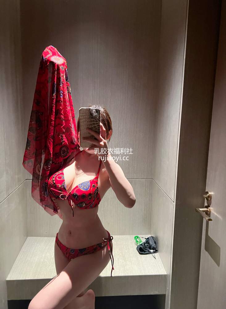[网红杂图] 奔跑的晶骡儿 – 红色内衣 [39P4V158MB]