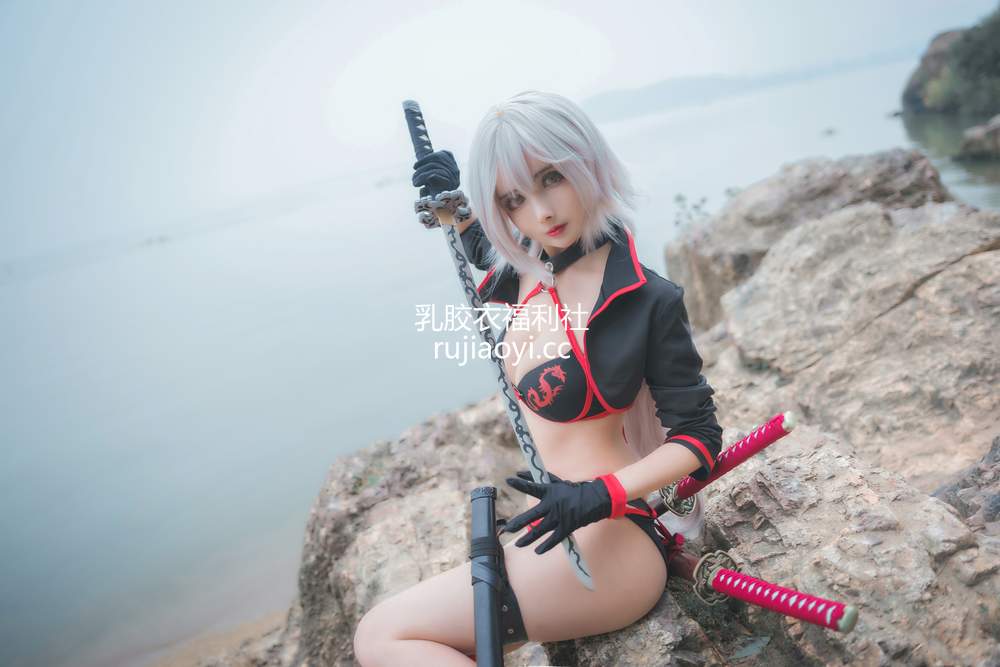 [网红杂图] rioko凉凉子 – 泳装黑贞 [8P97MB]