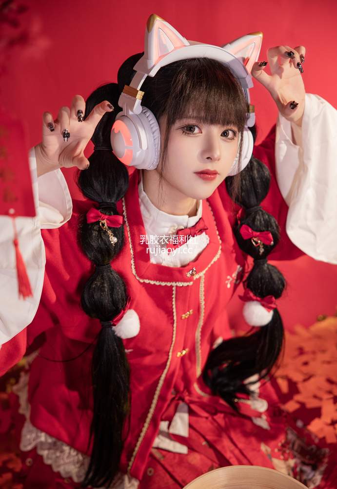 [网红杂图] 腥味猫罐 – 新年快乐 [12P82MB]