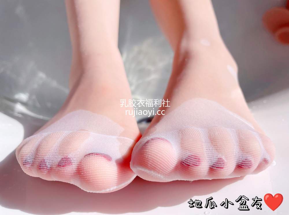 [网红杂图] 地瓜小盆友 – 白丝浴缸 [23P134MB]