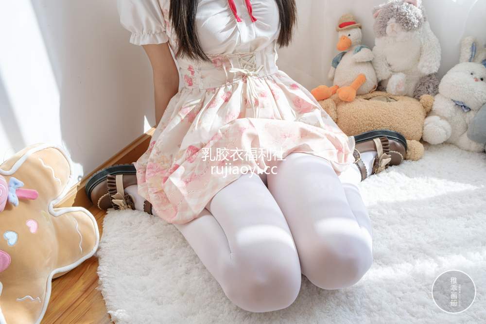 [网红杂图] 柴系小乖(稚乖画册) – 夜夜 白丝JK [81P1V3.22GB]