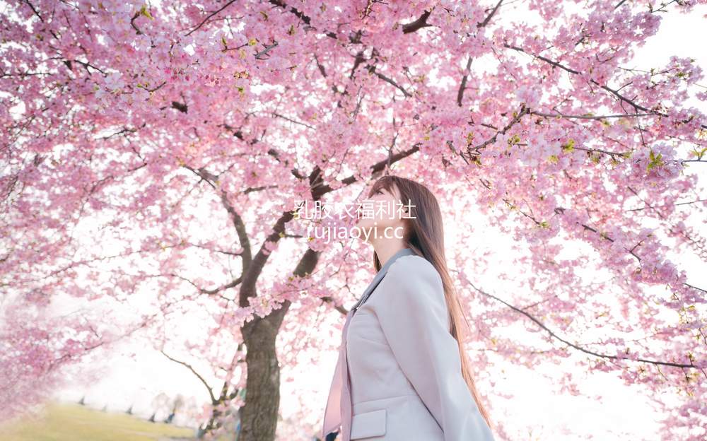 [网红杂图] 紫氯氯 – 樱花下的JK少女 [18P71MB]