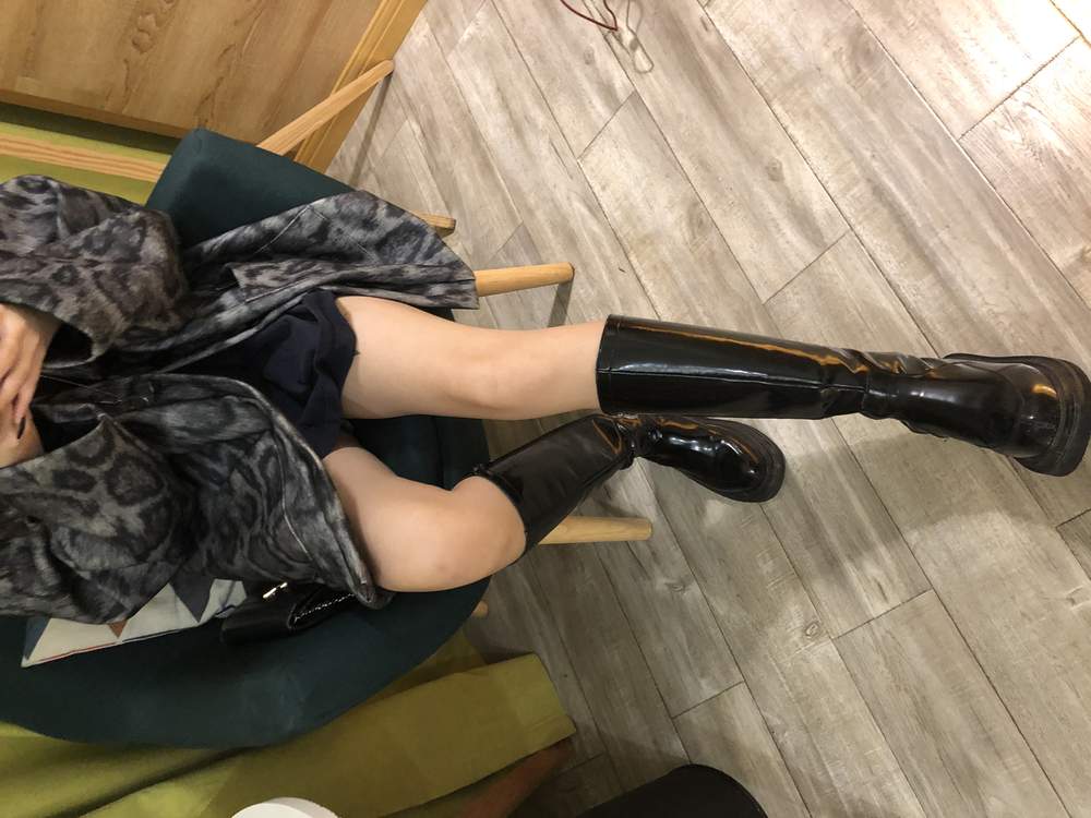[本足摄影] – 穿长靴的大学仙女宾馆脱鞋把玩白袜玉足 [58P1V641MB]