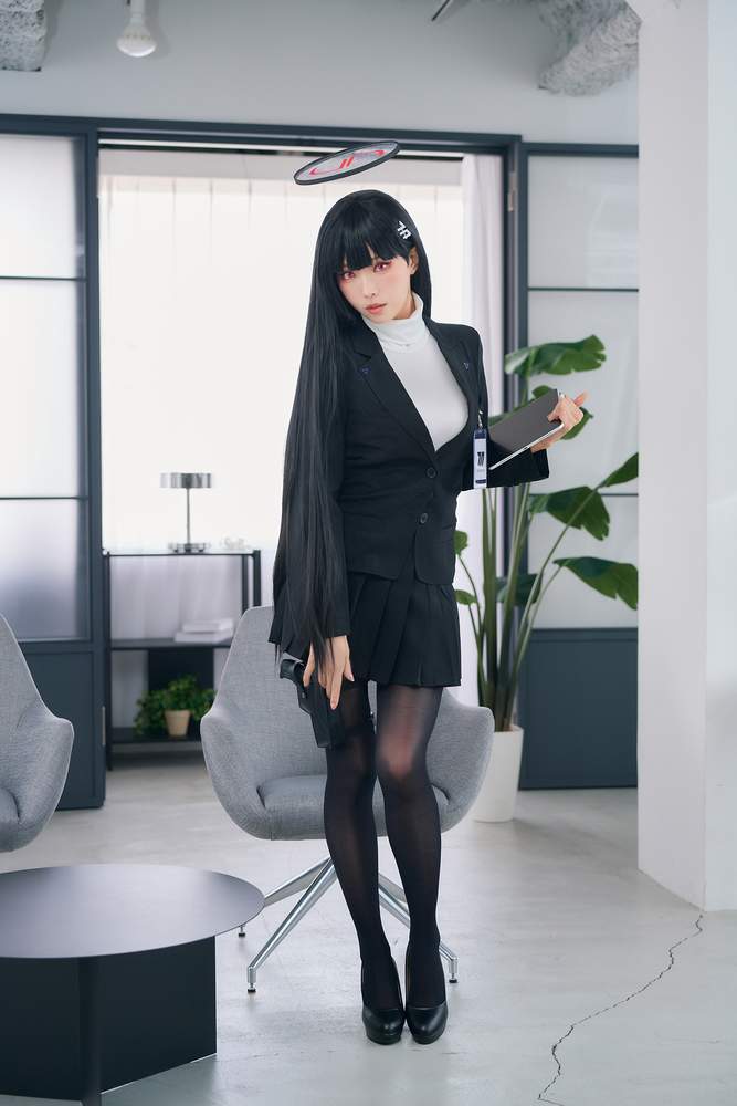 [网红杂图] Ely_eee(ElyEE子) – Tsukatsuki Rio 調月莉音 [25P46MB]