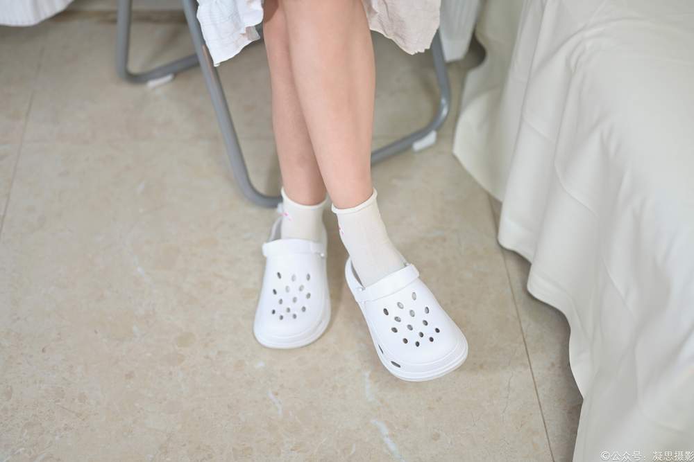 [凝思摄影] No.041 沅沅-连衣裙、短白袜、洞洞鞋 [140P1V5.08GB]