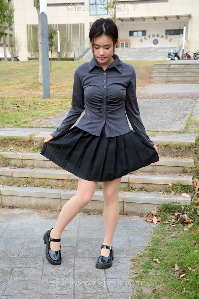 [爱月下] NO.006 茜茜【灰色小JK】这身灰色小JK被我穿出了正装的感觉！[100P1V3.09GB]