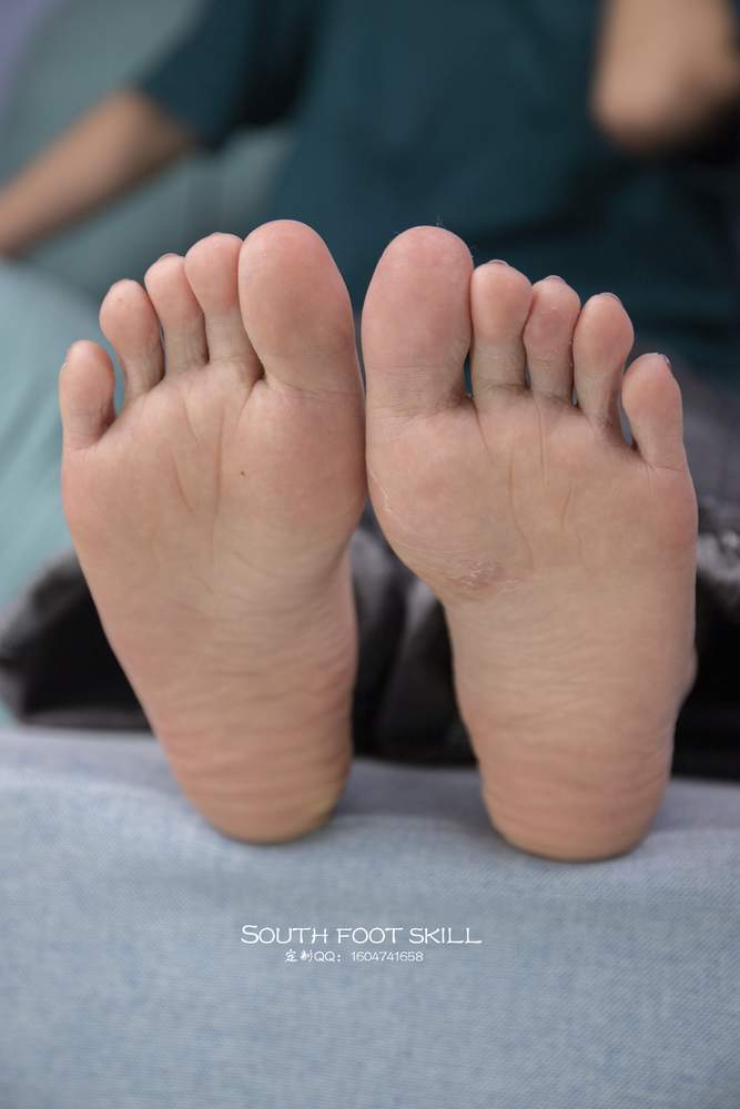 [南国足艺] – 模特小溪原味帆布鞋棉袜美脚，脚底有点脚气 [102P1.48GB]